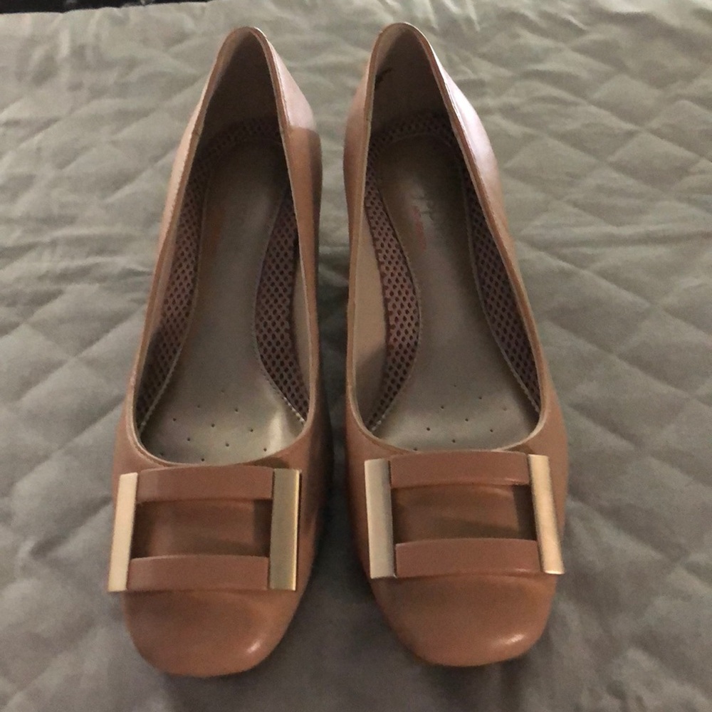 EasySpirit Taupe Leather Pumps